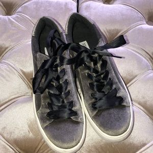 STEVE MADDEN VELVET PLATFORM SNEAKERS